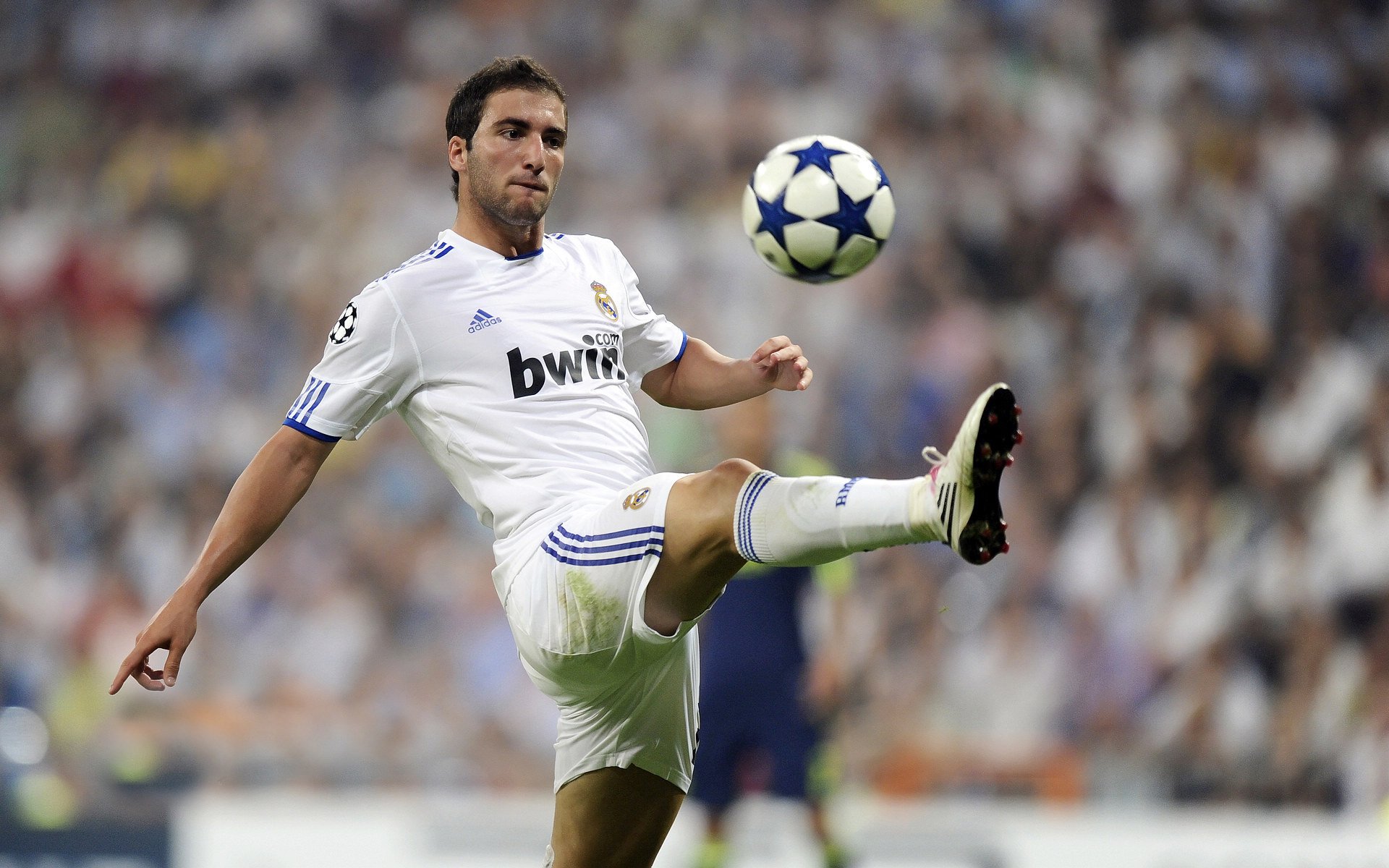 梅西助攻不断,巴黎在法甲高歌猛进,梅西法国巴黎